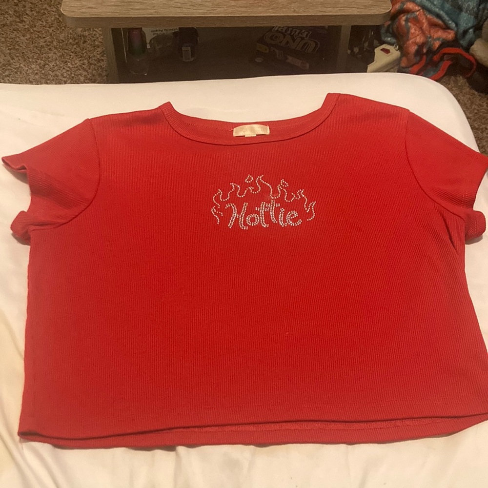 Cropped red shirt with design in rhinestones.